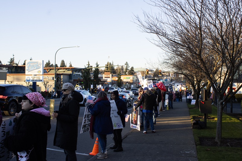 Everett protesters stand in solidarity with Minnesota