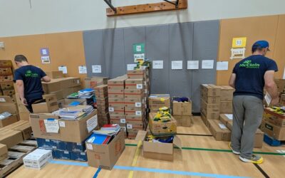 Everett stuff the bus, volunteers