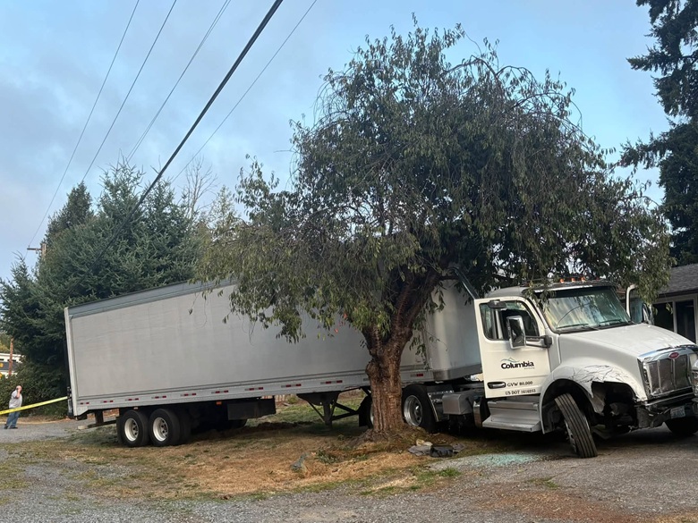 Stolen tractor trailer pursuit injures four Everett PD officers