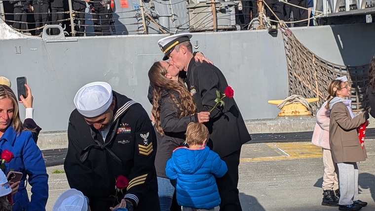 US Navy homecoming, kiss US Navy homecoming, kiss