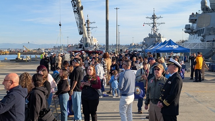 Navy homecoming, families, Everett Navy homecoming, families, Everett